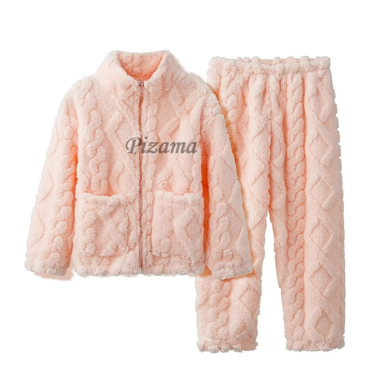 Pink pajama set with cable knit pattern on a white background, featuring the brand 'Pizama'.