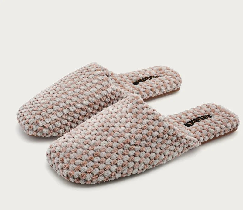 A pair of chunky knit slip-on slippers in a textured blend of dusty pink and light gray yarn, shown on a light gray background with a small Chinese text label in the bottom-left corner.
