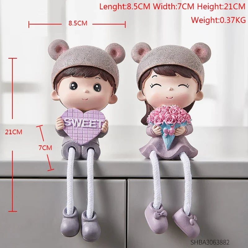 Two small figurines, one holding a 'SWEET' heart and the other with flowers, on a white background with measurements displayed.