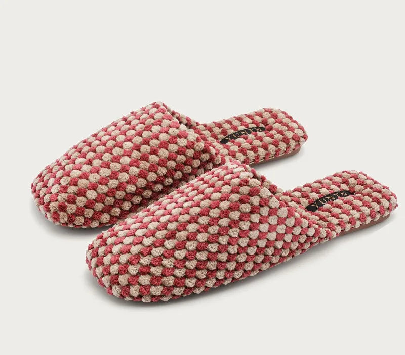 A pair of knit slip-on slippers with a textured red and beige checkered pattern, displayed on a light gray background with a Chinese text label in the bottom-left corner.