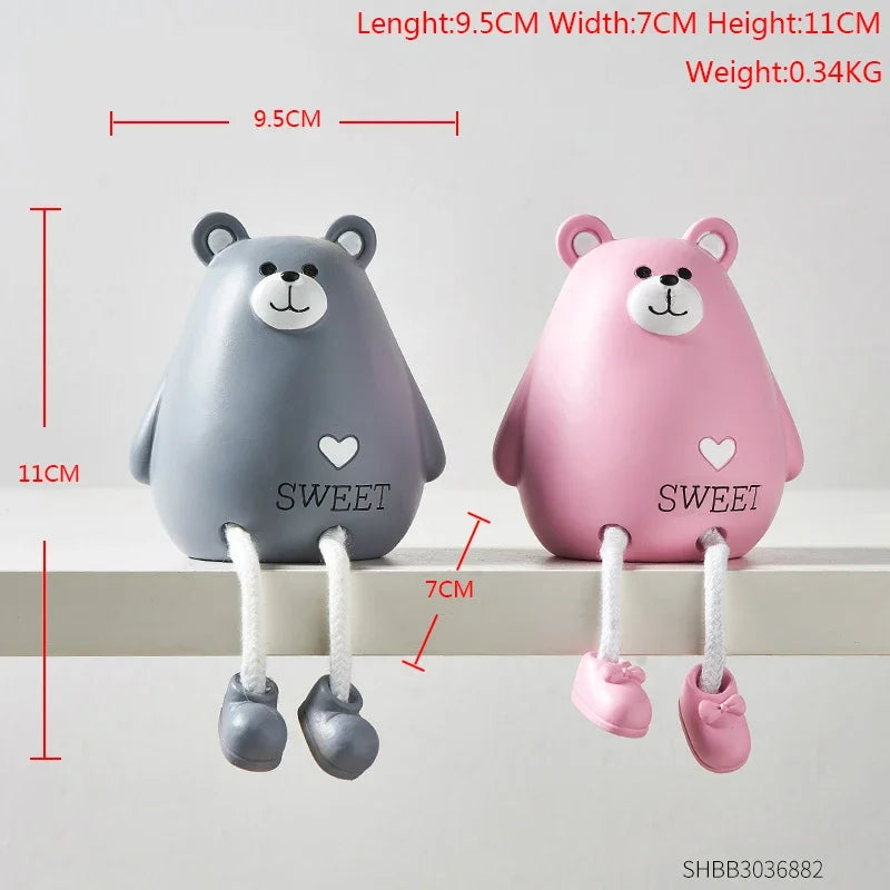 Two bear-shaped containers, one gray and one pink, with measurements and text on a white background.