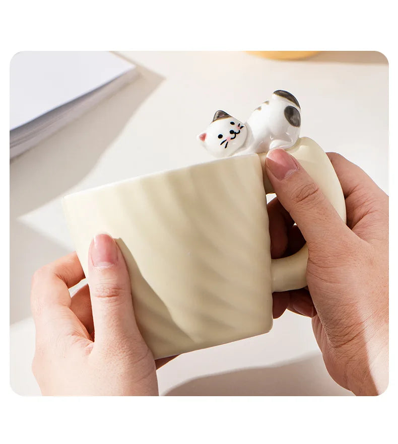 Hand holding a beige pouch with a cat-shaped handle, featuring text in Chinese.