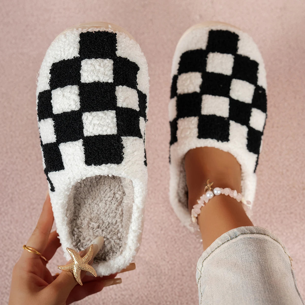 Checkerboard winter slippers for women with soft lining and indoor non-slip sole