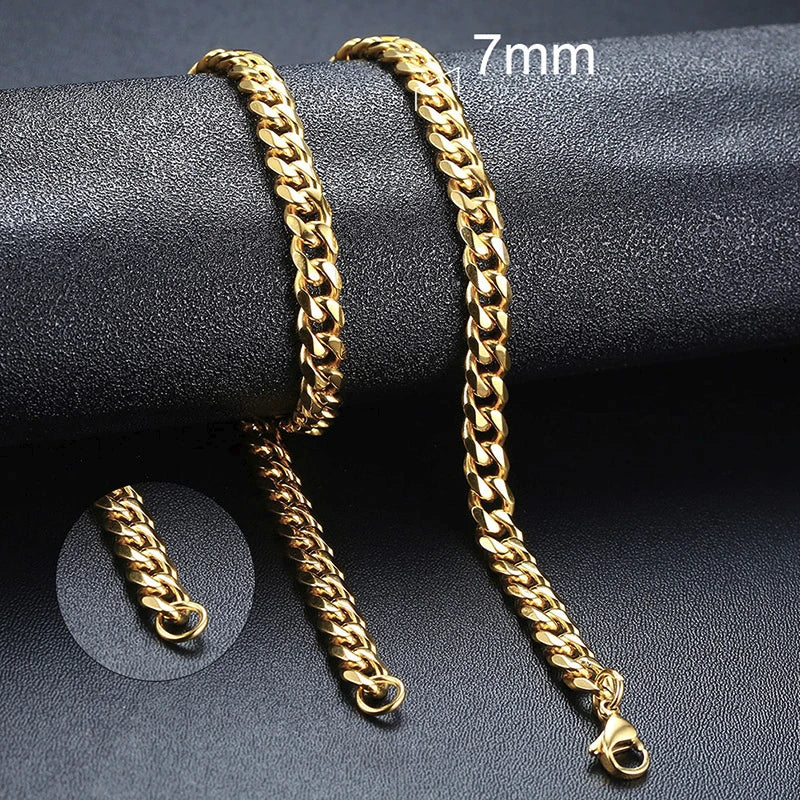 Gold chain bracelet on a dark surface with '7 mm' text