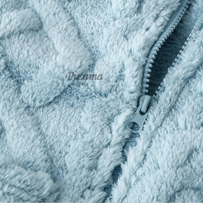 Close-up of a textured fabric with a zipper, featuring the brand 'Pizama'.